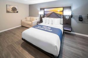 Postel nebo postele na pokoji v ubytování Days Inn by Wyndham Galt - Elk Grove South