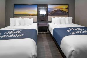 Postel nebo postele na pokoji v ubytování Days Inn by Wyndham Galt - Elk Grove South