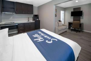 Postel nebo postele na pokoji v ubytování Days Inn by Wyndham Galt - Elk Grove South