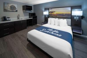 Postel nebo postele na pokoji v ubytování Days Inn by Wyndham Galt - Elk Grove South