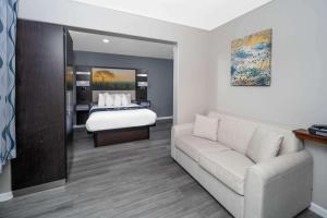 Postel nebo postele na pokoji v ubytování Days Inn by Wyndham Galt - Elk Grove South