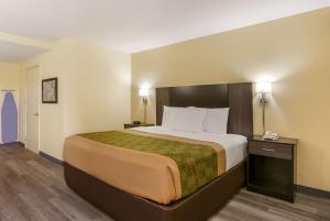 a large bed in a hotel room at Inn at York in York