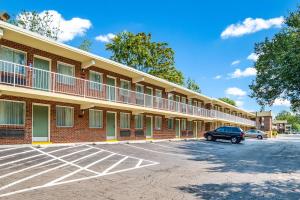 a building with a car parked in a parking lot at Quality Inn Mount Vernon in Alexandria