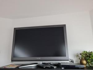 um monitor de computador sentado em cima de uma secretária em Himmelreich Nahne em Osnabrück