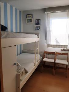 a bedroom with two bunk beds and a window at Atico en el centro de Vitoria Parking gratis in Vitoria-Gasteiz