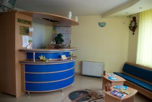 una sala de espera con un mostrador azul en un hospital en Maria, en Eforie Sud