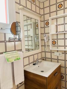 y baño con lavabo y espejo. en Apartamentos Ebusus, en Santa Eulària des Riu