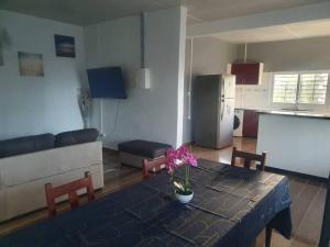 uma sala de estar com uma mesa e uma cozinha em T3 haut standing avec accès & parking privé em Bandraboua