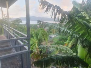 uma vista para o oceano a partir de uma varanda da casa em T3 haut standing avec accès & parking privé em Bandraboua