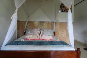 מיטה או מיטות בחדר ב-Pondok Lembah Dukuh Homestay
