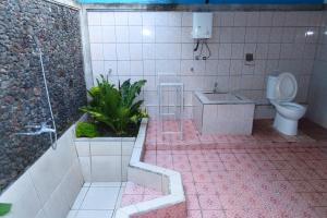 a bathroom with a toilet and a sink at Pondok Lembah Dukuh Homestay in Tirtagangga