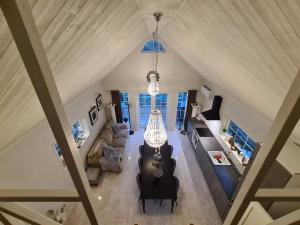 einen Blick über ein Wohnzimmer mit einem Kronleuchter in der Unterkunft Tosthult Holiday in Lönsboda