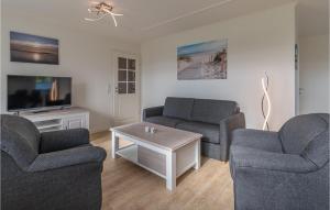ein Wohnzimmer mit 2 Stühlen und einem Couchtisch in der Unterkunft Gorgeous Apartment In Emmelsbll-horsbll With House A Panoramic View in Emmelsbüll-Horsbüll