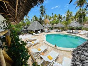 uma imagem de uma piscina de resort com espreguiçadeiras e um resort em Oleza Boutique Hotel Zanzibar em Michamvi