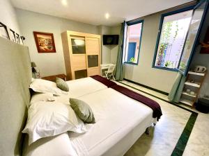 Łóżko lub łóżka w pokoju w obiekcie Hotel Conde de Cárdenas