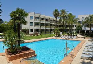 a swimming pool in front of a large building at Hipotels Sherry Park in Jerez de la Frontera