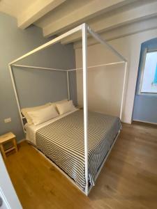 een slaapkamer met een bed met een metalen bedframe bij Le Vele Carloforte in Carloforte