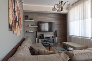 Una sala de estar con un sofá y un televisor. en Apartment Veda, en Veliko Tŭrnovo