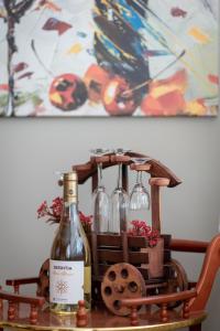 Un montón de botellas de vino sobre una mesa en Apartment Veda, en Veliko Tŭrnovo