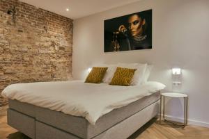 a bedroom with a bed and a painting on the wall at RITCH Hotel Alkmaar in Alkmaar