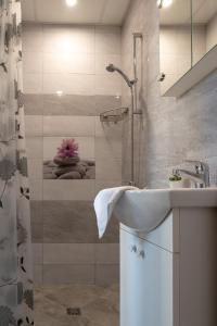 y baño con lavabo y ducha. en Apartment Central-LUX 1, en Veliko Tŭrnovo