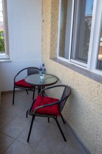 2 sillas y una mesa en el balcón en Apartment Central-LUX 1 en Veliko Tŭrnovo