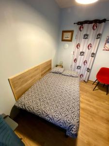 A bed or beds in a room at Sympathique logement en rez-de-chaussé, de 21m 2
