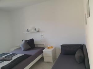 a small bedroom with a bed and a couch at Ella's Wolke Appartements - EW4 in Zweibrücken