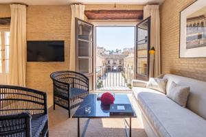 Casa de la Moneda Residences Sevilla的阳台或露台