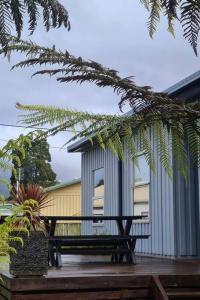 un banc assis sur une terrasse devant un bâtiment dans l'établissement Holiday House On Sale, à Tullah