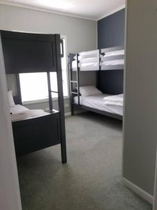 Poschodová posteľ alebo postele v izbe v ubytovaní Holiday House On Sale