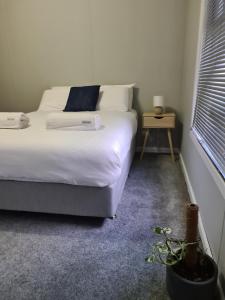 um quarto com uma cama e uma mesa com uma planta em Holiday House On Sale em Tullah