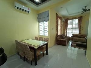 ein Wohnzimmer mit einem Esstisch und Stühlen in der Unterkunft The Handz House I with WiFi - For family or same gender only in Kepala Batas