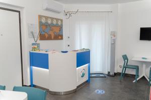 Habitación con escritorio, mesa y sillas. en Oltremare Giovino, en Catanzaro