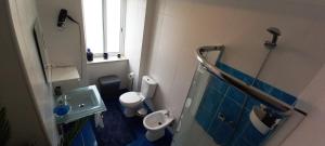 Un baño pequeño con inodoro y lavabo. en Friendly Peniche Apartment, en Peniche