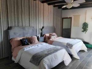 Giường trong phòng chung tại Villa San Rafael