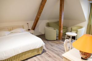 Un ou plusieurs lits dans un hébergement de l'établissement Hotel Restaurant Du Faudé