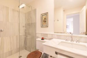 Casa de la Moneda Residences Sevilla的一间浴室