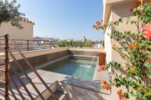 塞维利亚Casa de la Moneda Residences Sevilla的建筑物侧面的游泳池