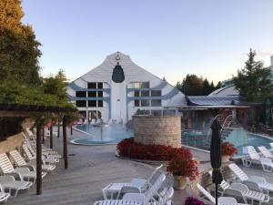Bazén v ubytovaní Spa Residence Carbona Hévíz - Relax, Sissi Apartmanok alebo v jeho blízkosti