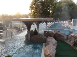 Bazén v ubytovaní Spa Residence Carbona Hévíz - Relax, Sissi Apartmanok alebo v jeho blízkosti