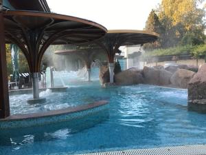 Bazén v ubytovaní Spa Residence Carbona Hévíz - Relax, Sissi Apartmanok alebo v jeho blízkosti