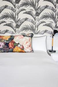 Un pat sau paturi într-o cameră la Villa Le Roc Kleinmond Accommodation