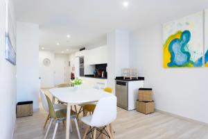Kuchyňa alebo kuchynka v ubytovaní New 140m2 loft-style flat at town heart, 3 beaches close CASA LEON