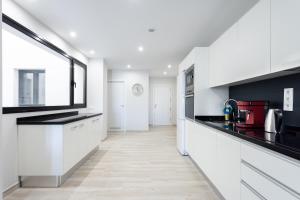 Kuchyňa alebo kuchynka v ubytovaní New 140m2 loft-style flat at town heart, 3 beaches close CASA LEON