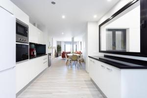 Kuchyňa alebo kuchynka v ubytovaní New 140m2 loft-style flat at town heart, 3 beaches close CASA LEON