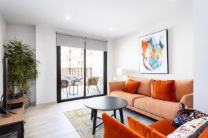 Posedenie v ubytovaní New 140m2 loft-style flat at town heart, 3 beaches close CASA LEON