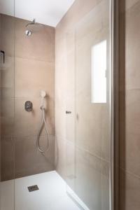 Kúpeľňa v ubytovaní New 140m2 loft-style flat at town heart, 3 beaches close CASA LEON