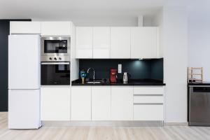 Kuchyňa alebo kuchynka v ubytovaní New 140m2 loft-style flat at town heart, 3 beaches close CASA LEON