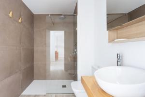 Kúpeľňa v ubytovaní New 140m2 loft-style flat at town heart, 3 beaches close CASA LEON